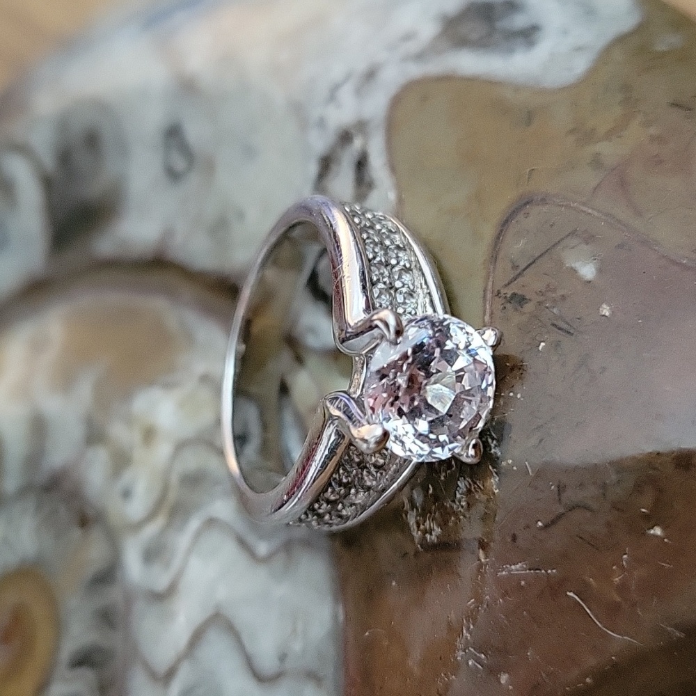 Pre-loved 💙925 Sterling Silver CZ ring - Size 6.75 to 7.